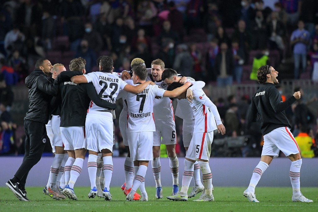 Jogadores do Eintracht Frankfurt comemoram classificação no Camp Nou