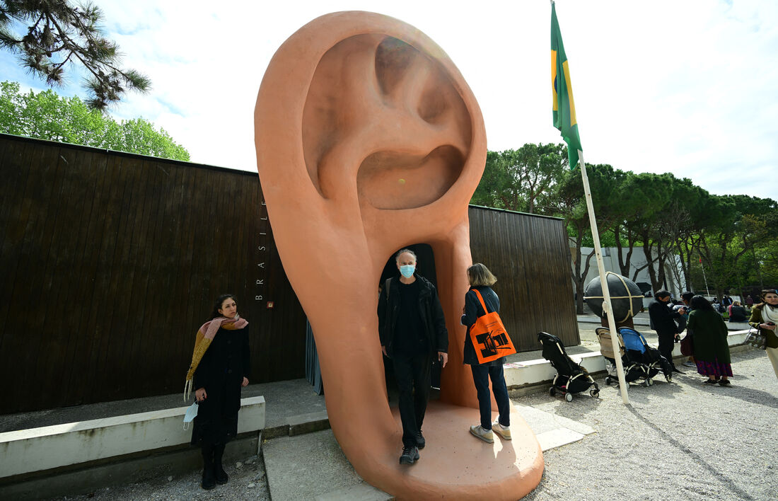 Visitantes entram no Pavilhão do Brasil, durante um dia de imprensa na 59ª Bienal de Arte de Veneza, em Veneza, em 20 de abril de 2022.