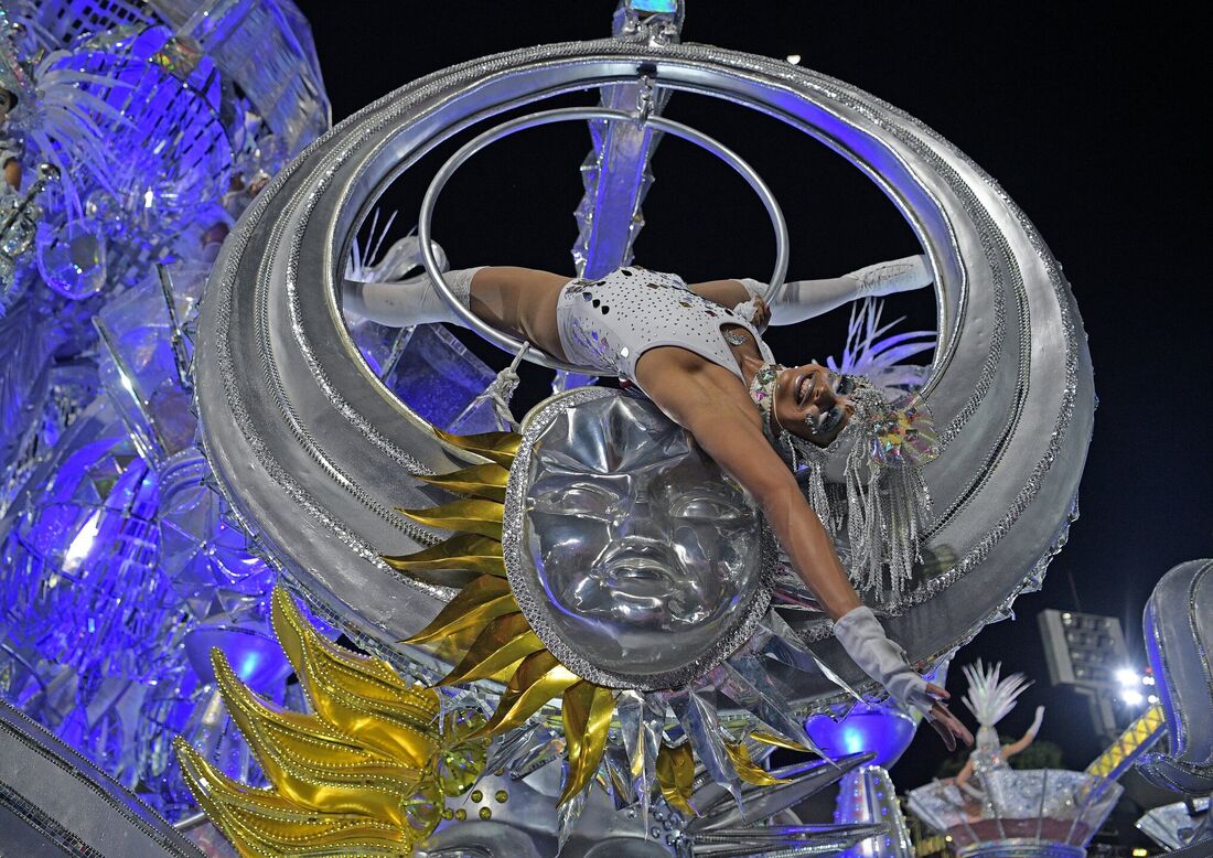 Apresentação do Viradouro na primeira noite do carnaval do Rio no Sambódromo Marques de Sapucai