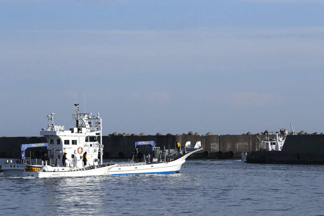 Barcos de pesca em busca de pessoas desaparecidas no Japão