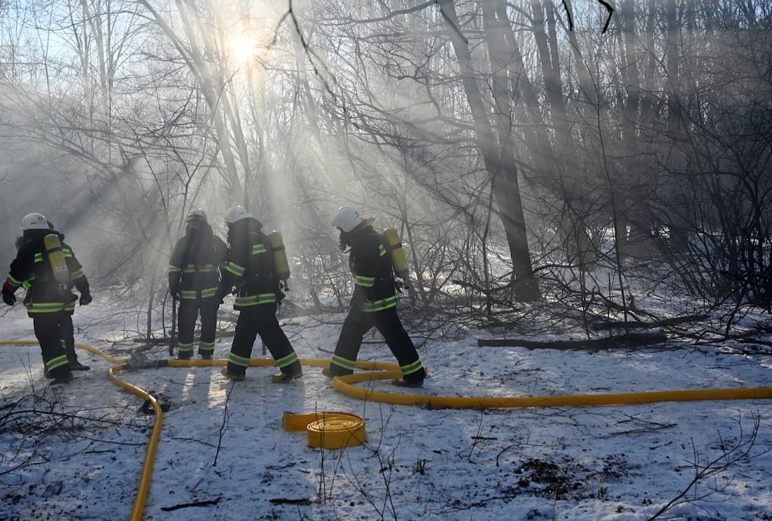 Bombeiros atuam na cidade de Pripyat, perto da usina nuclear de Chernobyl