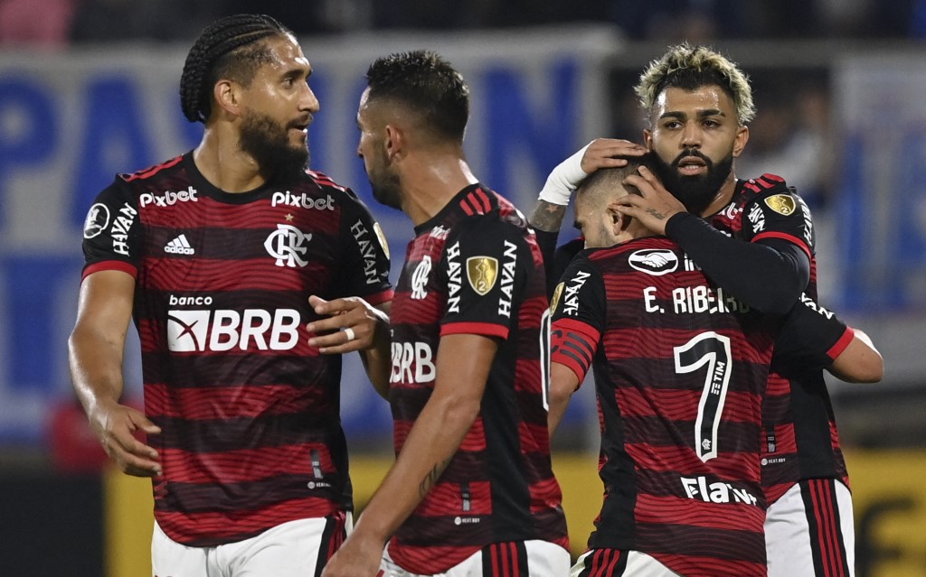 Gabigol recebe abraço de Everton Ribeiro após balançar as redes