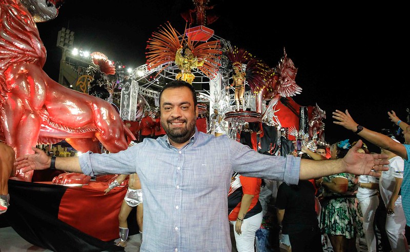 Cláudio Castro, governador do Rio de Janeiro, em desfile no sambódromo