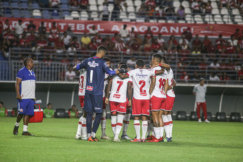 Time do Náutico reunido no jogo contra o CRB