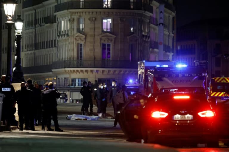 Polícia abriu fogo contra um carro que se recusou a parar em um posto policial na Pont Neuf, em Paris