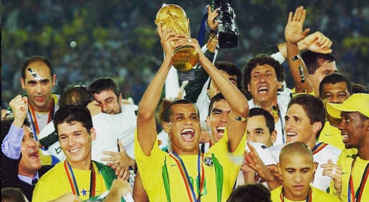 Ídolo do futebol brasileiro, Rivaldo completa 50 anos