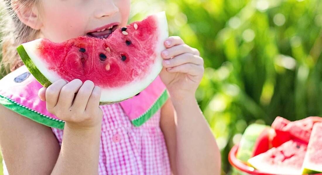 O ideal é oferecer aos pequenos alimentos naturais como frutas