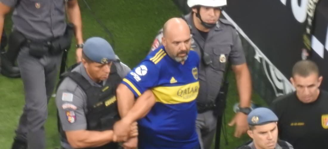 Torcedor do Boca Juniors detido por imitar macaco para os corintianos