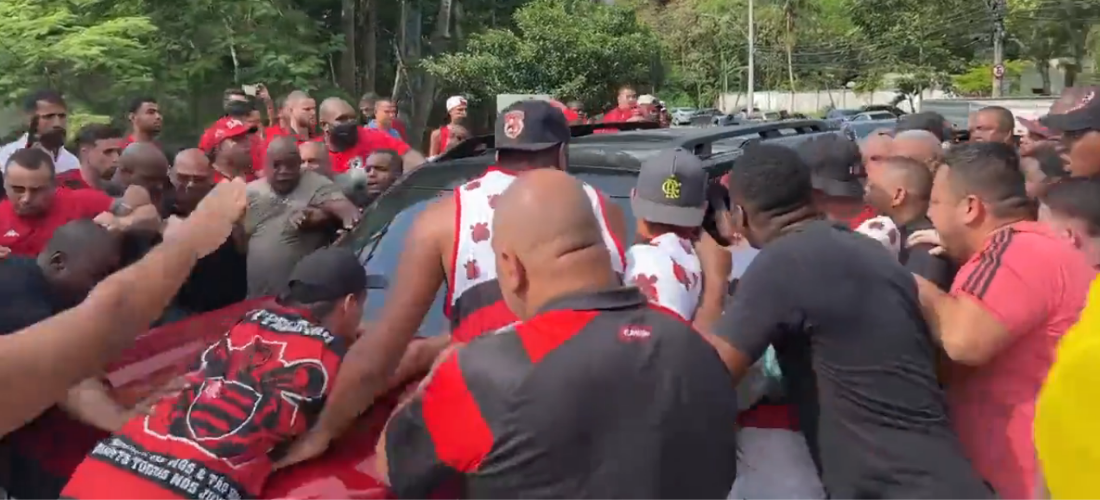 Torcedores do Flamengo protestando no Ninho do Urubu