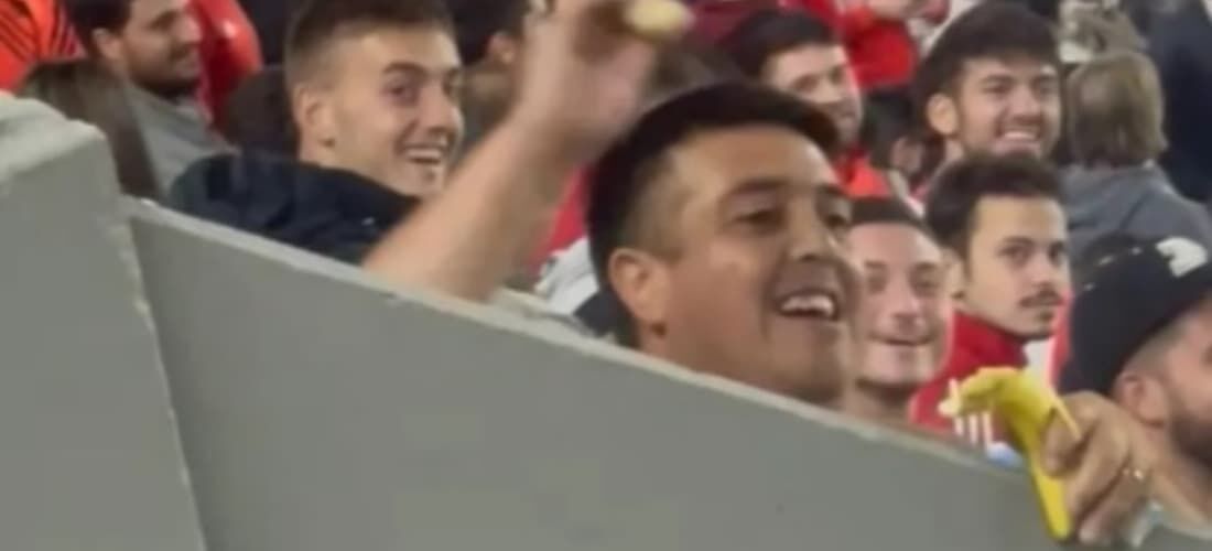 Torcedor do River Plate arremessando banana em direção à torcida do Fortaleza 