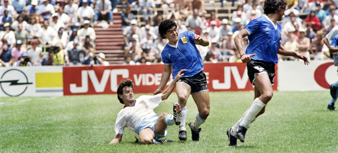 Diego Maradona e Steve Hodge nas quartas de final da Copa de 1986