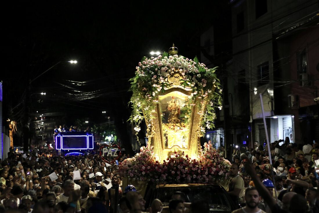 Milhares de fiéis participam da tradicional procissão para Nossa Senhora dos Prazeres 