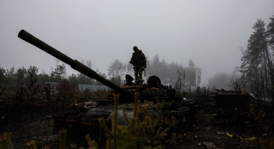 Soldado ucraniano em cima de tanque russo em Kiev