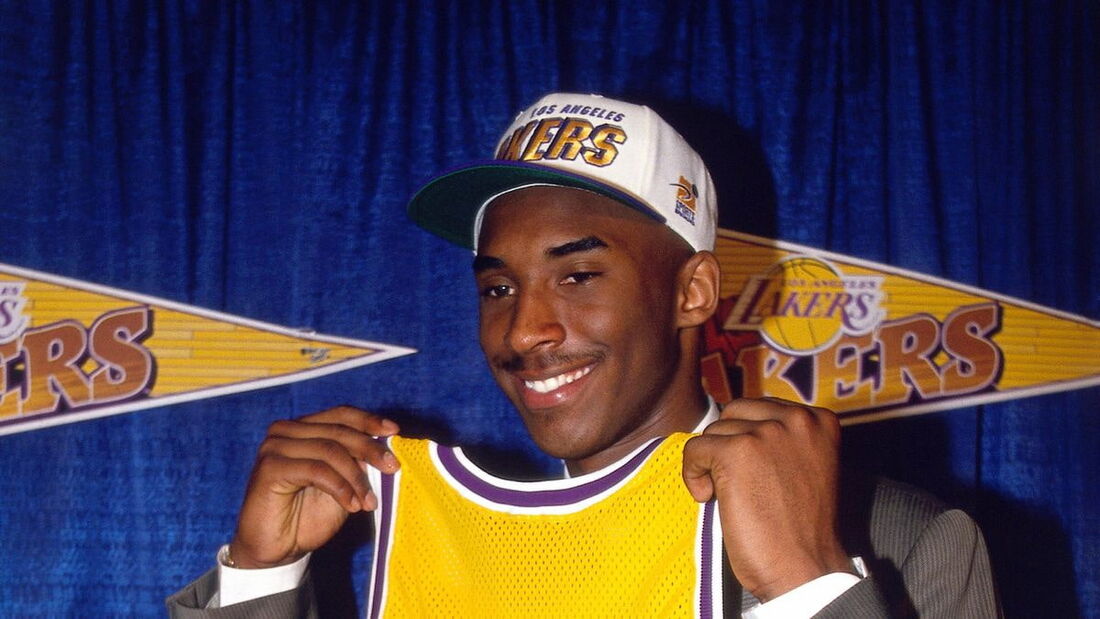 Kobe Bryant posa com a camiseta dos Lakers durante draft de 1996