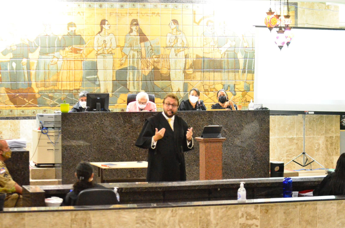 Julgamento de Ana Terezinha Zanforlin e Adriana Lima Castro. Na foto, tréplica da defesa