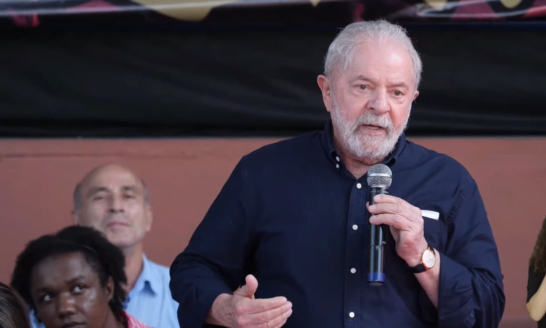 O presidente Lula discursa para plateia 