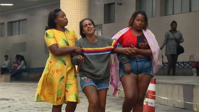 Familiares e amigos da jovem que teve perna amputada no Rio de Janeiro