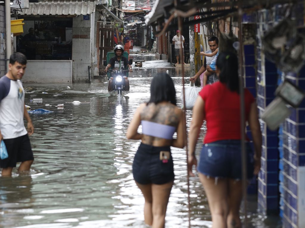 Moradores e comerciantes da comunidade de Rio das Pedras, zona oeste da cidade, sofrem com alagamentos devido às chuvas intensas que causaram estragos em vários pontos do Estado do Rio de Janeiro