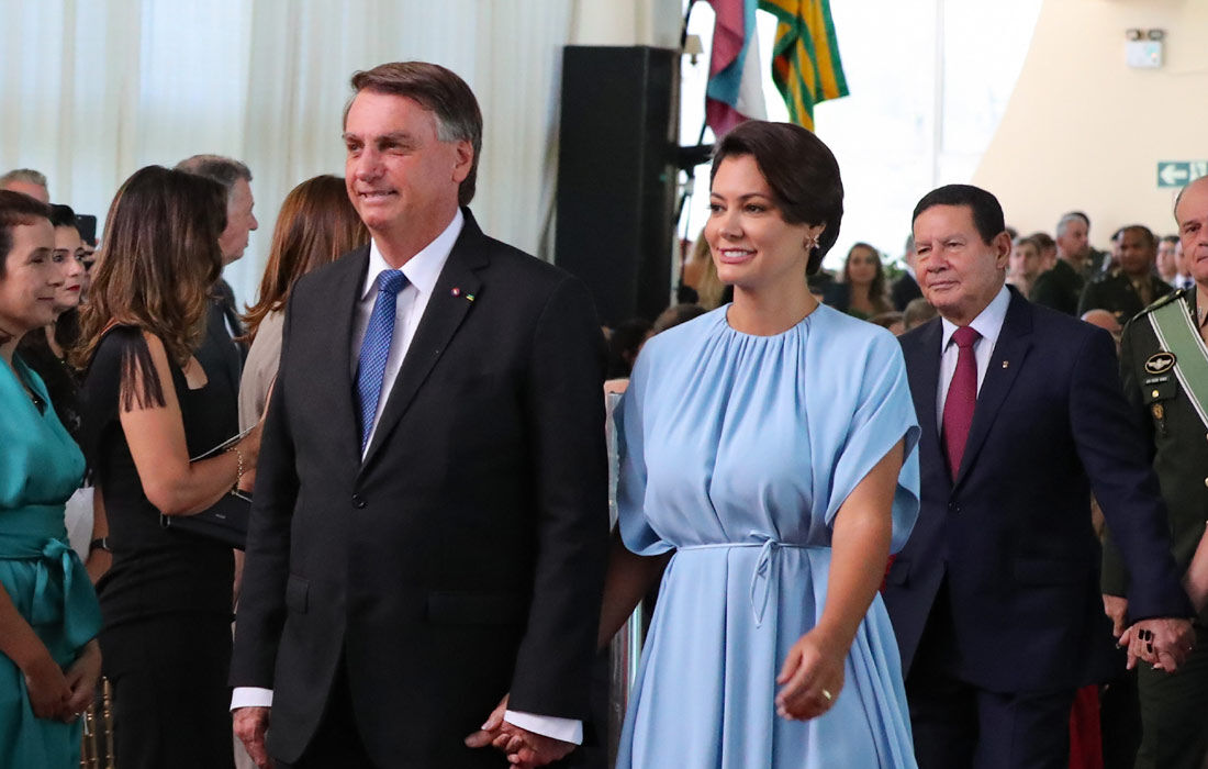 Michelle com Bolsonaro em solenidade