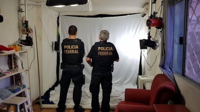 Em um dos endereços alvo da operação da Polícia Federal, agentes encontraram um estúdio onde fotos de crianças e adolescentes eram produzidas