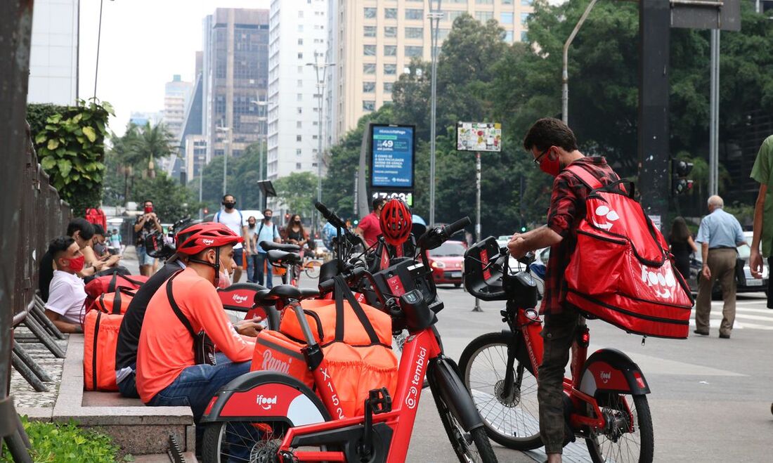 Os trabalhadores de aplicativos poderão ganhar alguns direitos e garantias ainda este ano, segundo o Ministério do Trabalho e Previdência