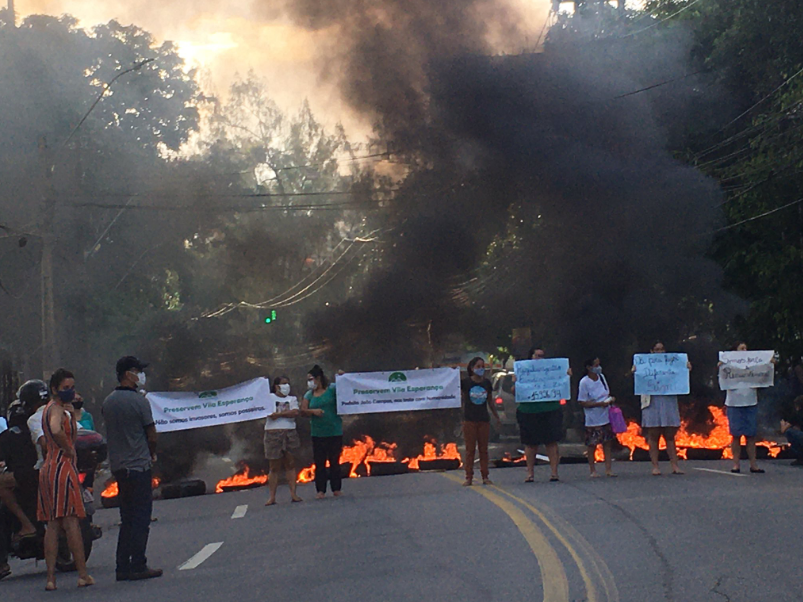 Manifestantes atearam fogo na pista