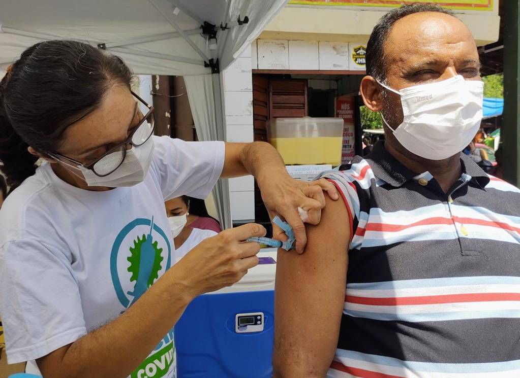 Vacinação contra covid-19 em mercado no Recife