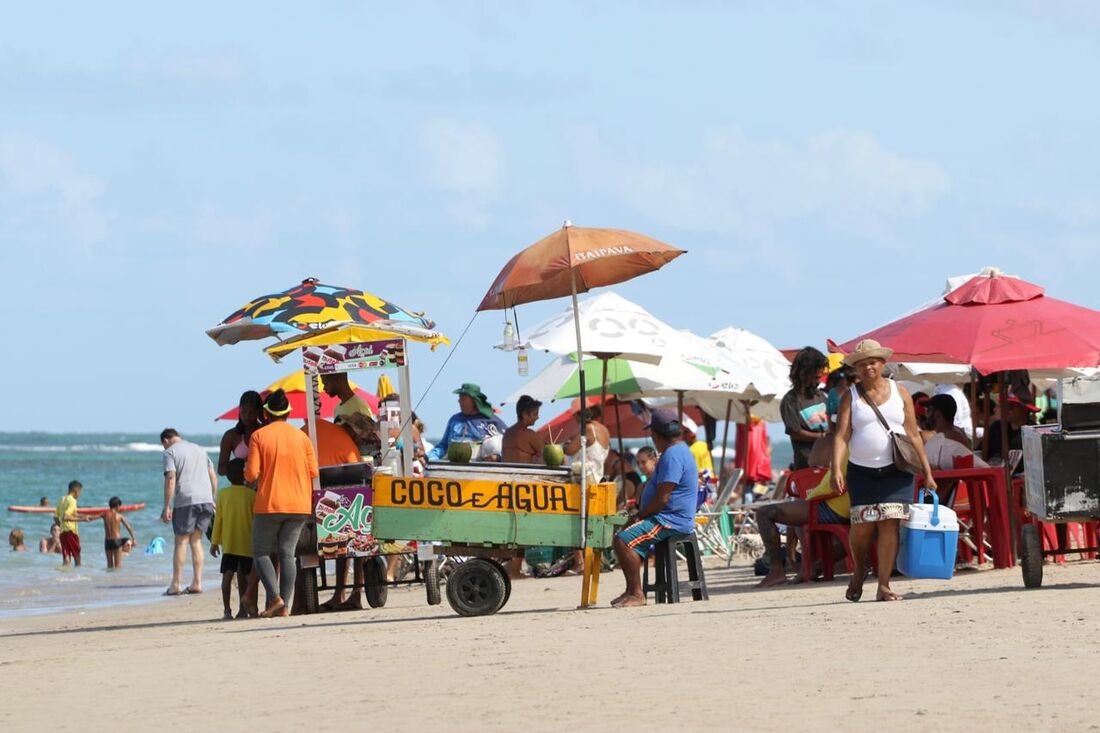 Comerciantes na praia de Porto de Galinhas