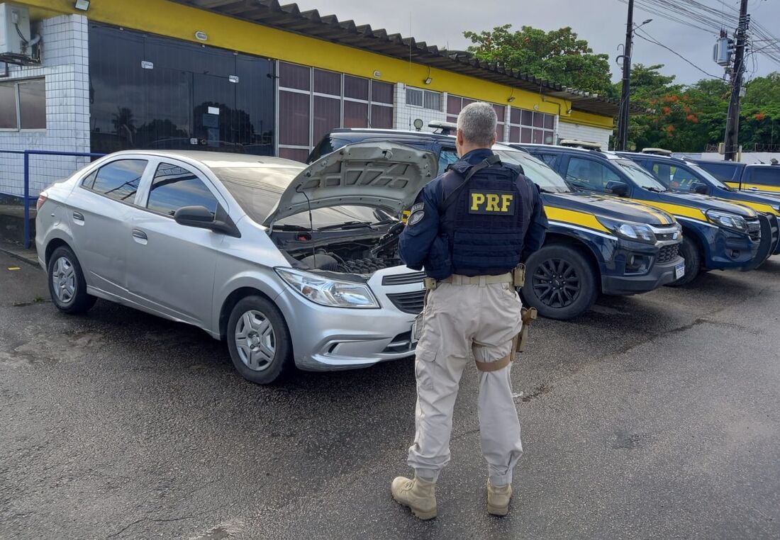 A abordagem aconteceu durante uma ronda da PRF no km 9 da rodovia