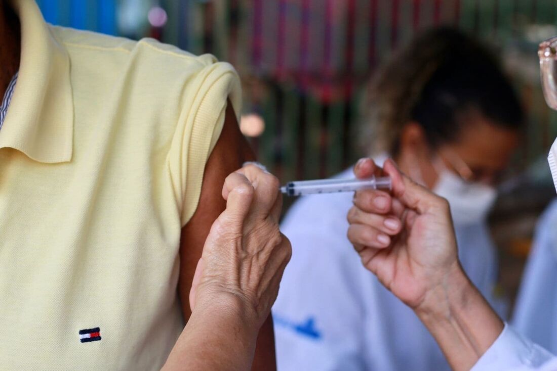 Primeiro dia de vacinação contra influenza e sarampo em Olinda na Policlínica Barros Barreto 