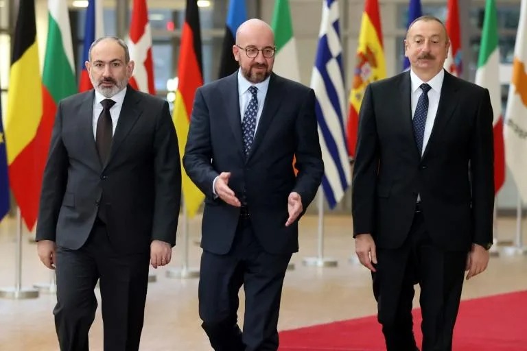 Charles Michel com o líder armênio Nikol Pashinyan e o azerbaijano Ilham Aliyev
