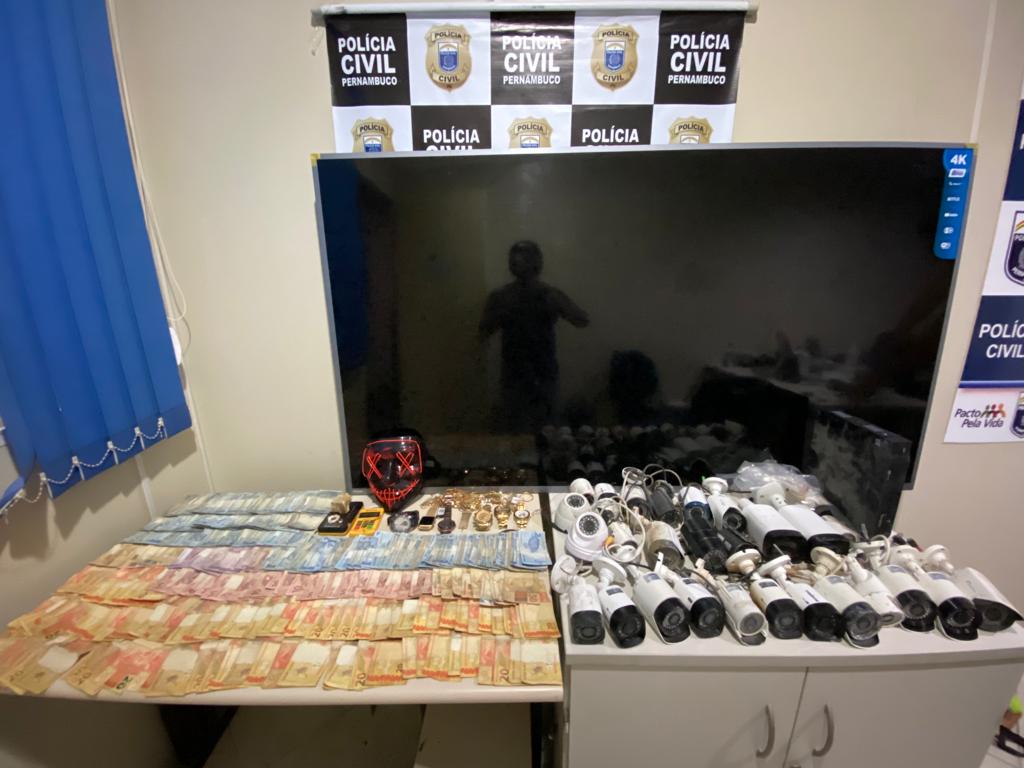 A pcpe apreendeu dinheiro, maconha e cocaína 