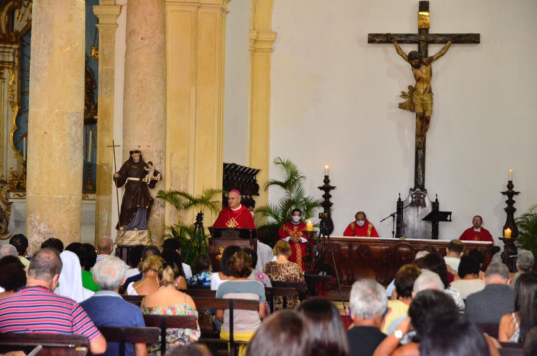 Arcebispo de Olinda e Recife, Dom Fernando Saburido, realiza a missa do Domingo de Ramos