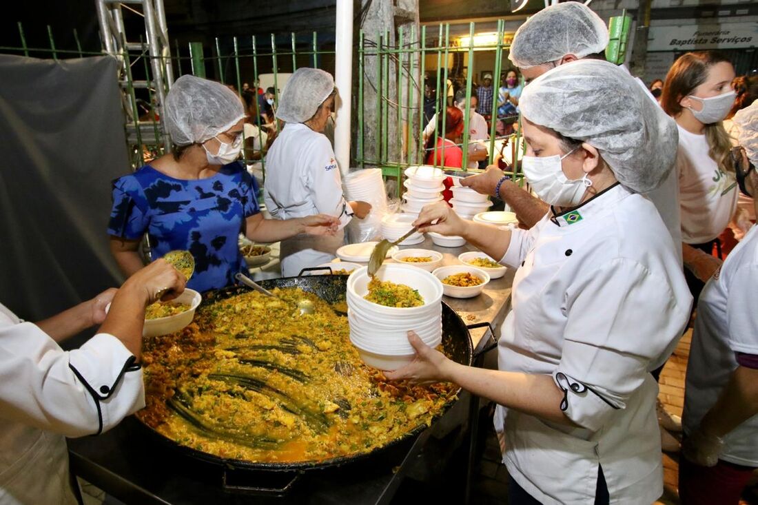 Jantar Solidário, promovido pelo Anjos da Noite com colaboração do Grupo Puglis Projeto Solidário