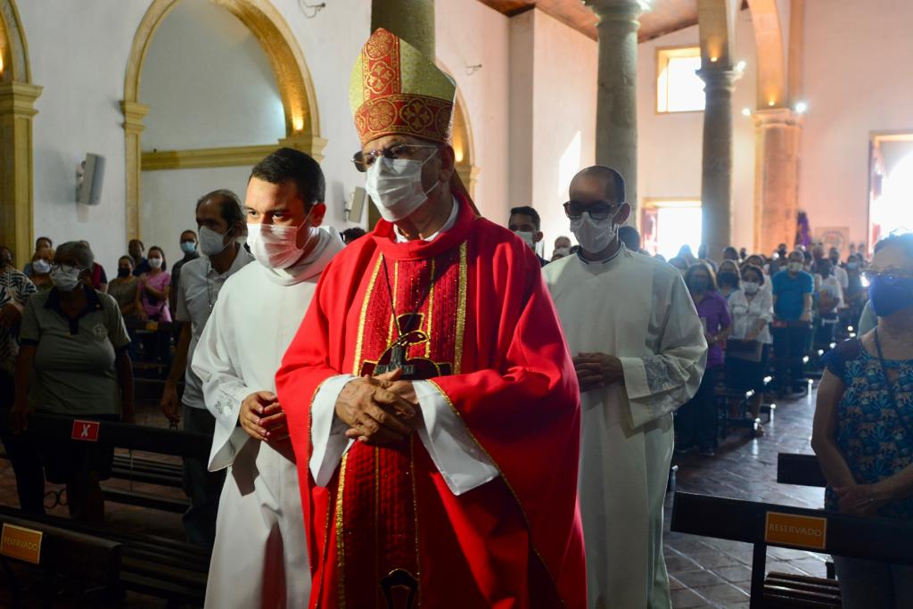 Dom Fernando Saburido, celebra a Paixão do Senhor, na Catedral da Sé, em Olinda