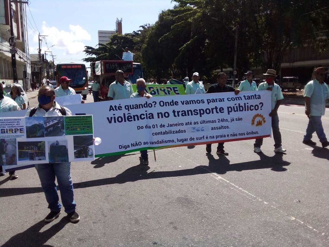 Motoristas e cobradores de ônibus protestam no Recife