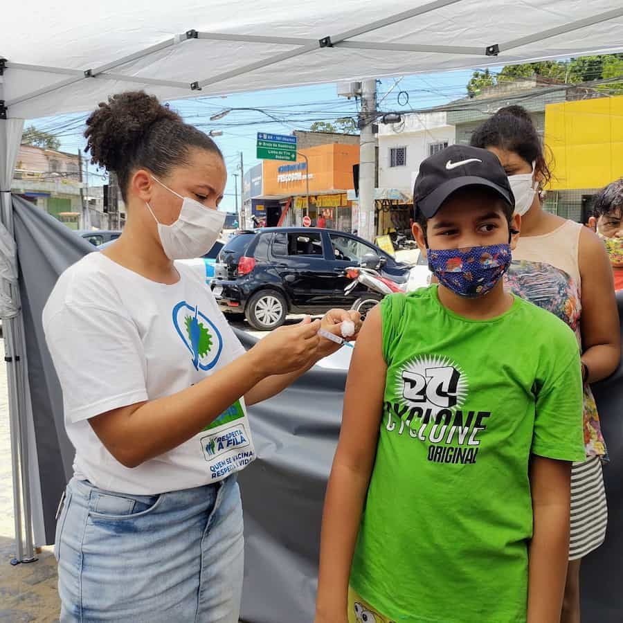 Não é necessário agendamento prévio para receber os imunizantes, mas, é preciso ter mais de 12 anos, documento oficial com foto e um comprovante de residência