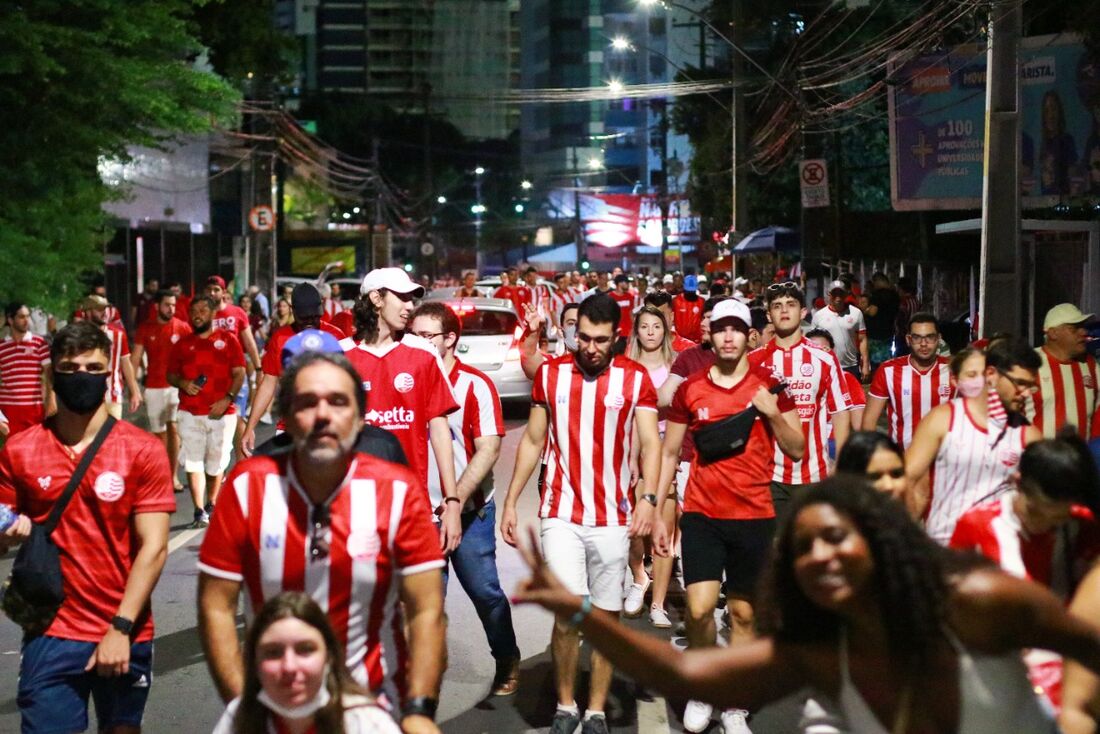 Torcida do Náutico deixa o estádio dos Aflitos após o jogo