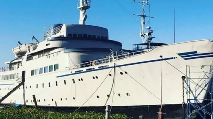 Navio virou cenário de filme e será museu