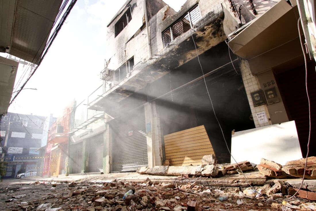 Demolição de imóvel na Rua do Nogueira, no bairro de São José 