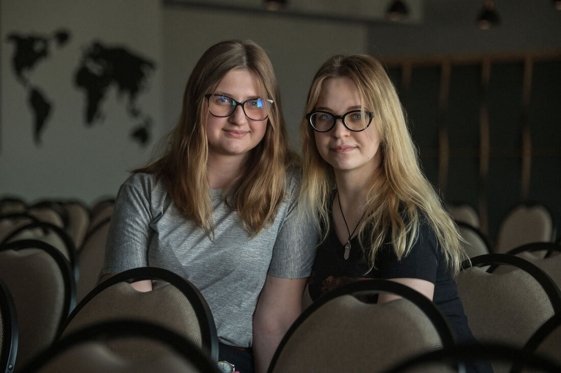 As irmãs refugiadas ucranianas Valeria (E) e Sofia Okhrimenko posam para foto após entrevista à AFP na Igreja da Cidade, em São José dos Campos, estado de São Paulo, Brasil, em 19 de abril de 2022.