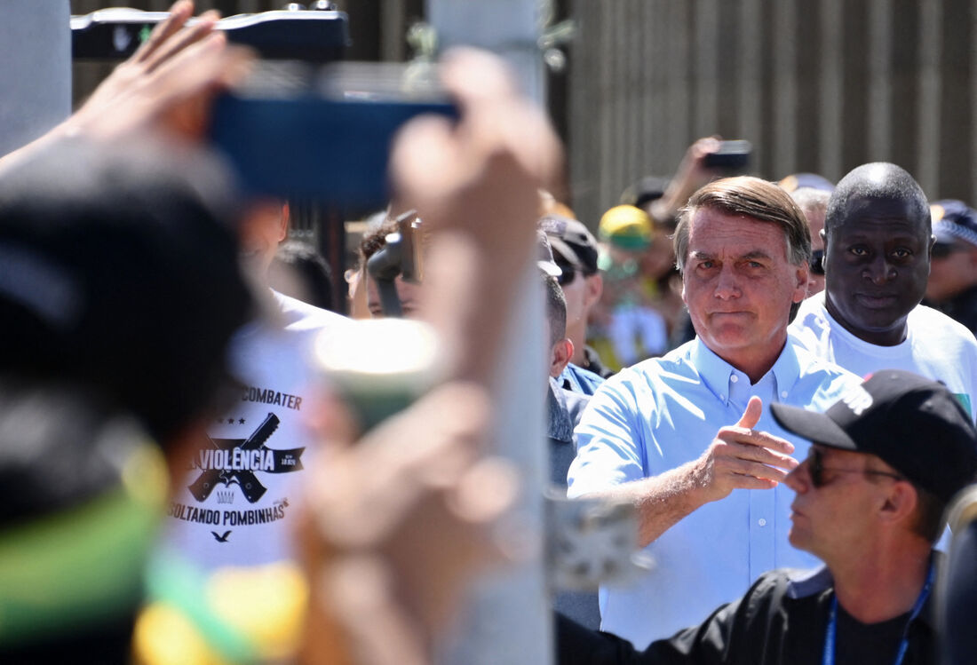 Bolsonaro participou de atos de apoiadores, neste domingo (1)