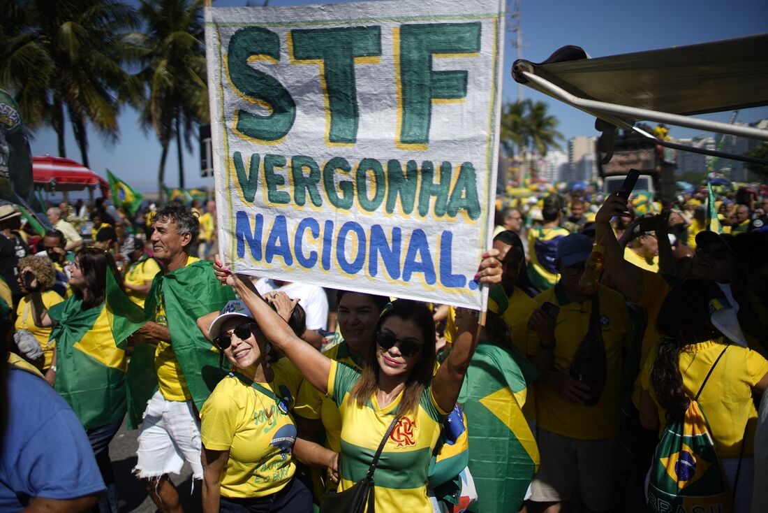 Ato de apoio a Bolsonaro teve cartazes de ataques ao STF