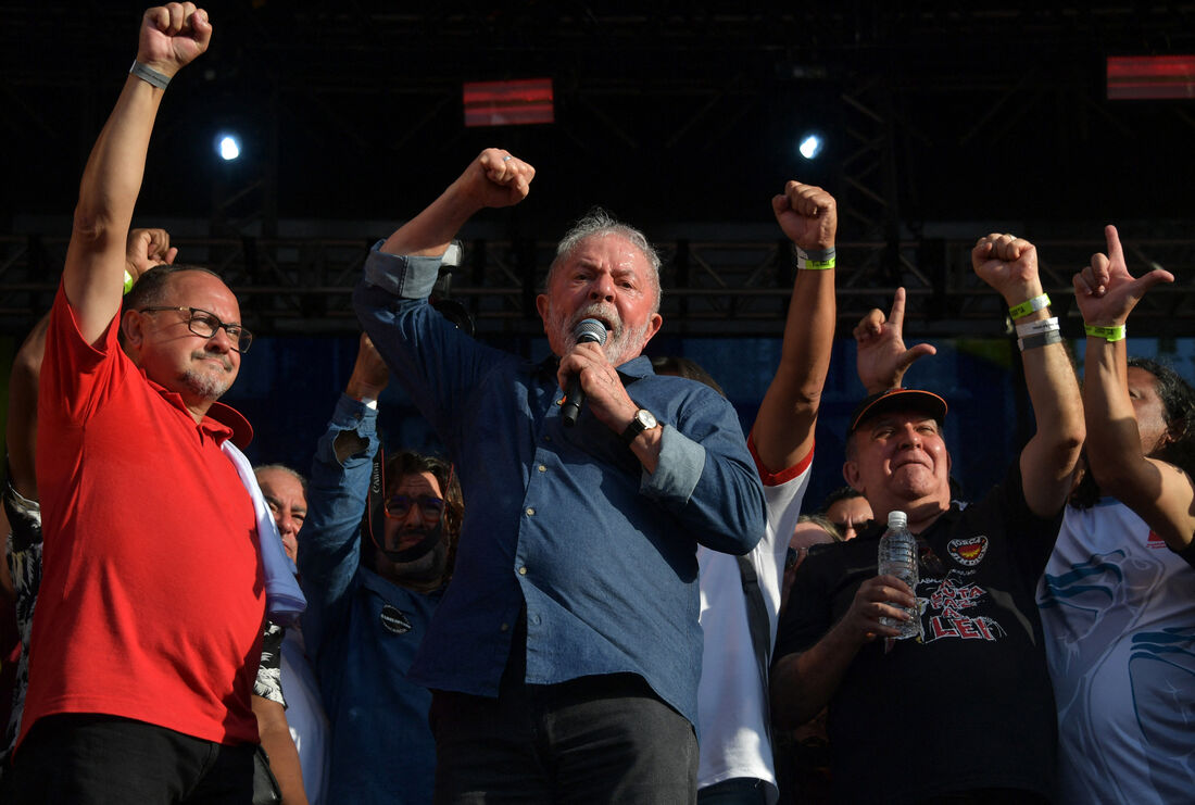 Ex-presidente Lula participou de ato do Dia do Trabalhador, organizado pelas centrais sindicais, em São Paulo