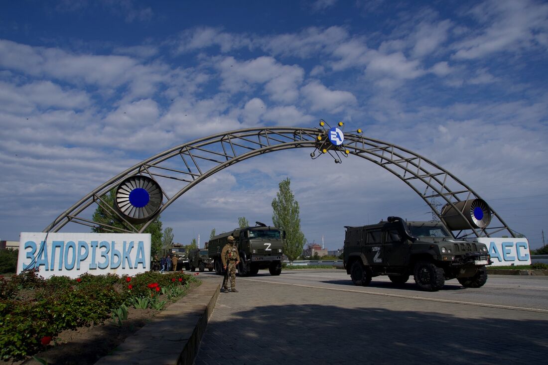 Veículos russos passando na entrada da central nuclear de Zaporizhzhia