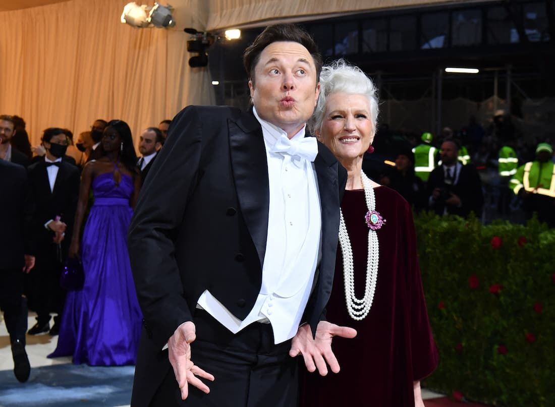 Elon Musk vai ao Met Gala na companhia da mãe, Maye Musk