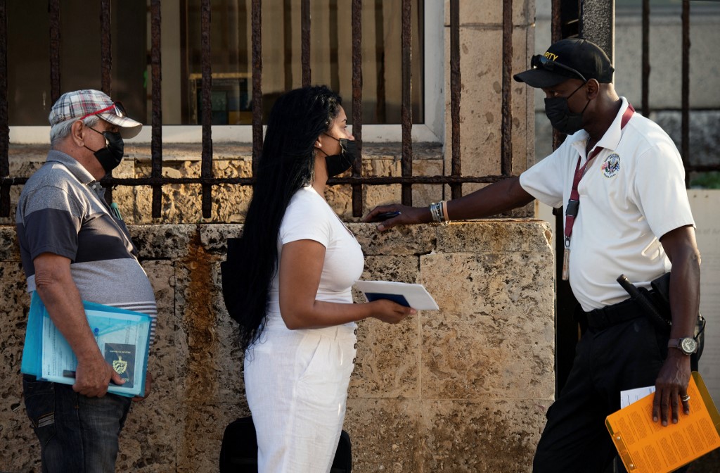 Pessoas fazem fila na embaixada dos EUA em Havana para emissão de vistos 