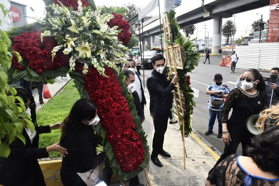 Familiares e sobreviventes de tragédia no México carregam cruzes