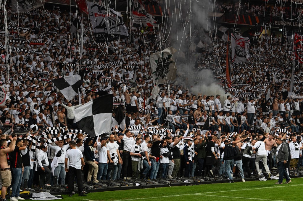 Torcida do Frankfurt comemora classificação