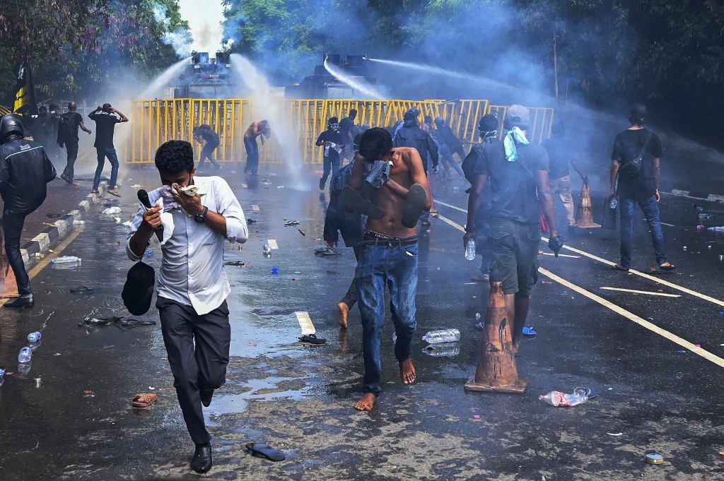  A polícia usa um canhão de água e gás lacrimogêneo para dispersar estudantes universitários que protestam para exigir a renúncia do presidente do Sri Lanka, Gotabaya Rajapaksa, devido à crise econômica incapacitante do país, perto do prédio do parlamento